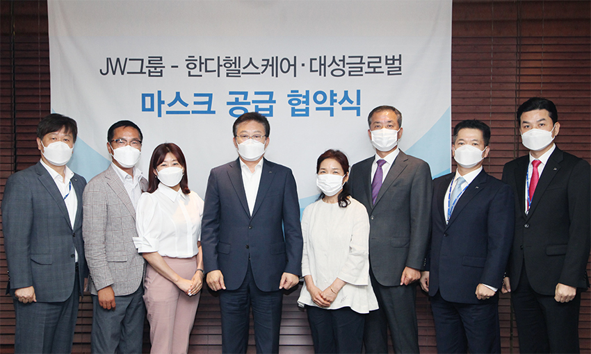 JW홀딩스가 18일 서초동 본사에서 한다헬스케어, 대성글로벌과 마스크 유통사업을 위한 전략적 제휴를 맺었다. (왼쪽부터) JW홀딩스 유호림 B2B팀장, 한다헬스케어의 한길선 회장과 김선이 대표, JW홀딩스 한성권 대표, 대성글로벌의 이명선 대표, 김창구 회장, JW홀딩스의 최지우 재무관리본부장과 이준구 글로벌사업본부장. 사진=JW홀딩스