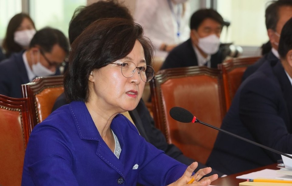 추미애 장관이 18일 국회에서 진행된 법제사법위원회 전체회의 자리에서 질문에 답변하고 있다. 연합뉴스