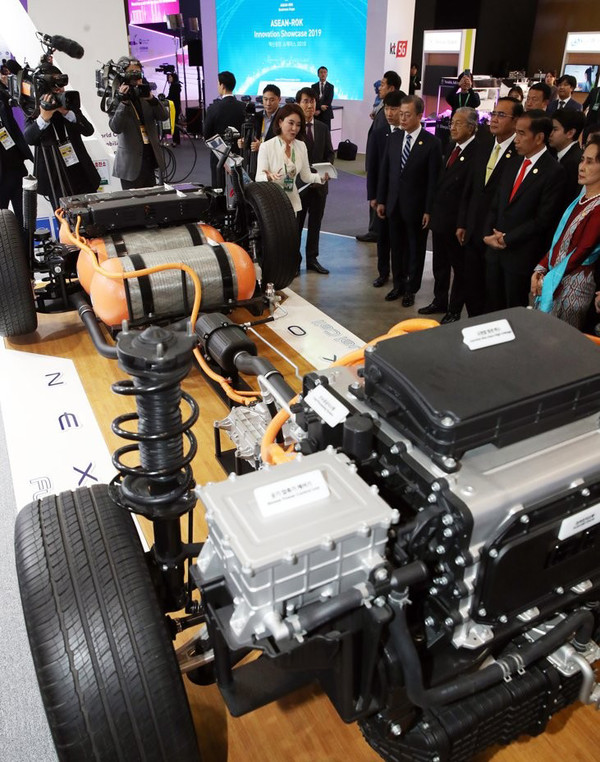 문재인 대통령과 아세안 각국 정상들이 지난해 11월26일 부산 벡스코 제1전시장에서 ‘2019 한·아세안 특별정상회의 부대행사’로 열린 혁신성장 쇼케이스에서 현대자동차의 수소전기차 넥쏘 모형을 살펴보고 있다. 사진=연합뉴스