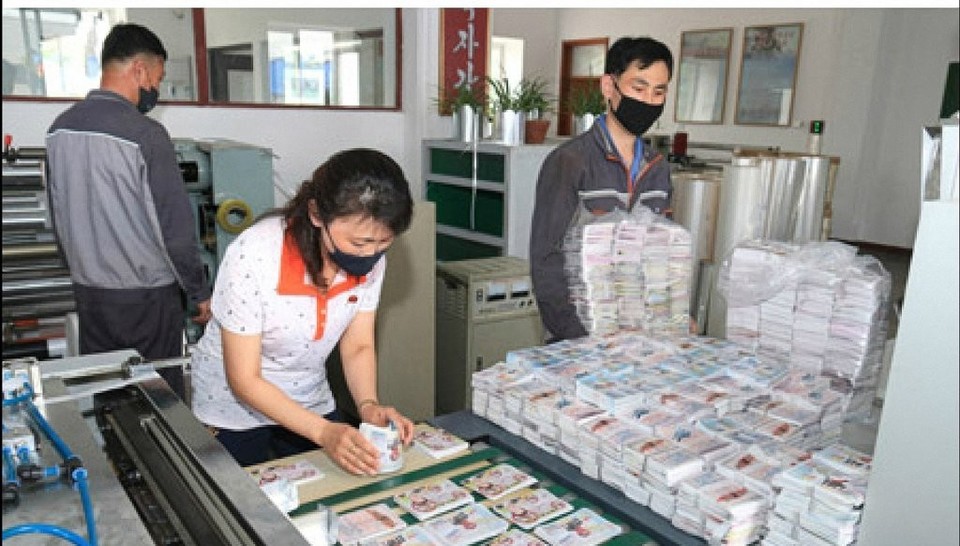 북한 조선중앙통신은 19일 대남전단을 준비하는 모습을 보도했다. 연합뉴스