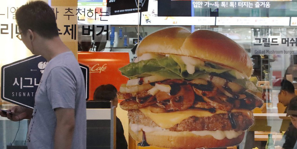 2017년 9월 맥도날드는 일명 ‘햄버거병’ 논란에 이어 초등학생들이 집단으로 장염에 걸렸다는 주장까지 나오면서 전국 모든 매장에서 불고기 버거 판매를 잠정 중단한 바 있다. 사진=연합뉴스