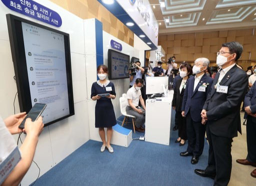 보이스피싱 피해예방 시연회 은성수 금융위원장(오른쪽부터)과 최기영 과학기술정보통신부 장관 등이 지난 24일 오전 서울 중구 신한은행 본점에서 열린 ‘금융 및 통신을 통한 보이스피싱 피해예방 서비스 시연회’에서 관계자로부터 설명을 듣고 있다. 연합뉴스