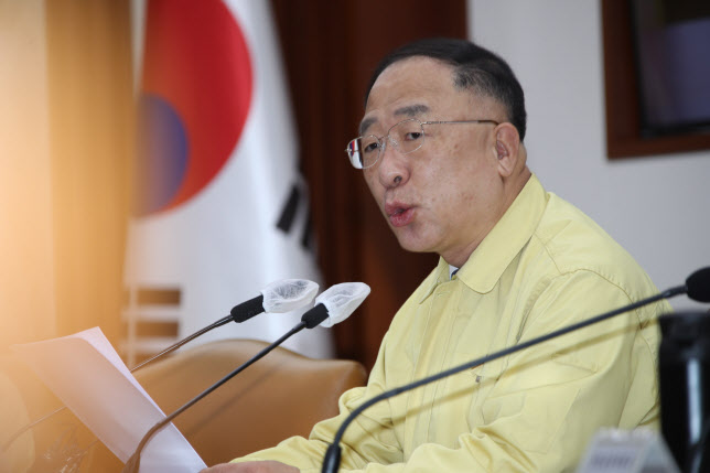 홍남기 경제부총리 겸 기획재정부 장관이 25일 정부서울청사에서 열린 제8차 비상경제 중앙대책본부 회의에서 “생산적 금융으로 거듭나기 위한 금융세제 개편을 추진하고자 한다”며 증권거래세 개편 방안을 발표했다. 연합뉴스