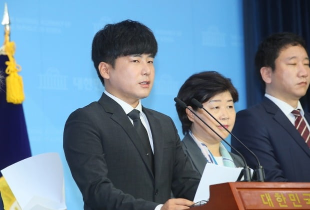 전북판 구하라 사건의 친모가 양육비 7700만원을 돌려주는 데 합의했다. 사진은 ‘구하라법’ 통과 촉구하는 친오빠 호인 씨. 연합뉴스