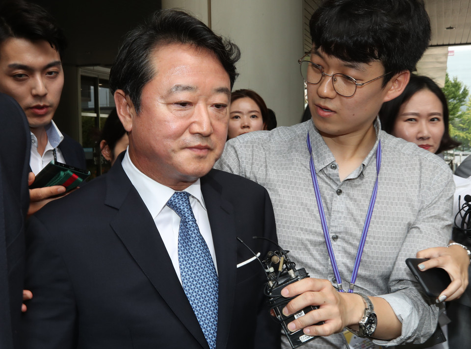 지난 18일 검찰 조사를 받은 이웅열 전 코오롱 회장. 사진=연합뉴스