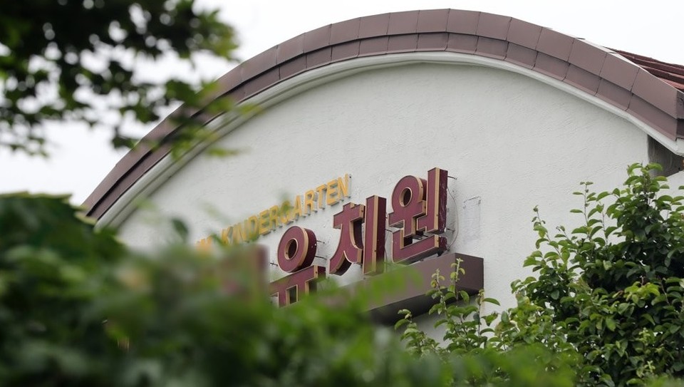 경기 안산시 소재 A 유치원에서 지난 16일부터 발생하기 시작한 식중독 증상 어린이가 지난 22일 기준 99명까지 늘어 보건당국이 역학조사에 나섰다.일부 어린이는 용혈성요독증후군(HUS·일명 햄버거병) 증상까지 보이는 것으로 전해졌다.사진은 지난 25일 오후 안산시 소재 A 유치원 전경. 연합뉴스