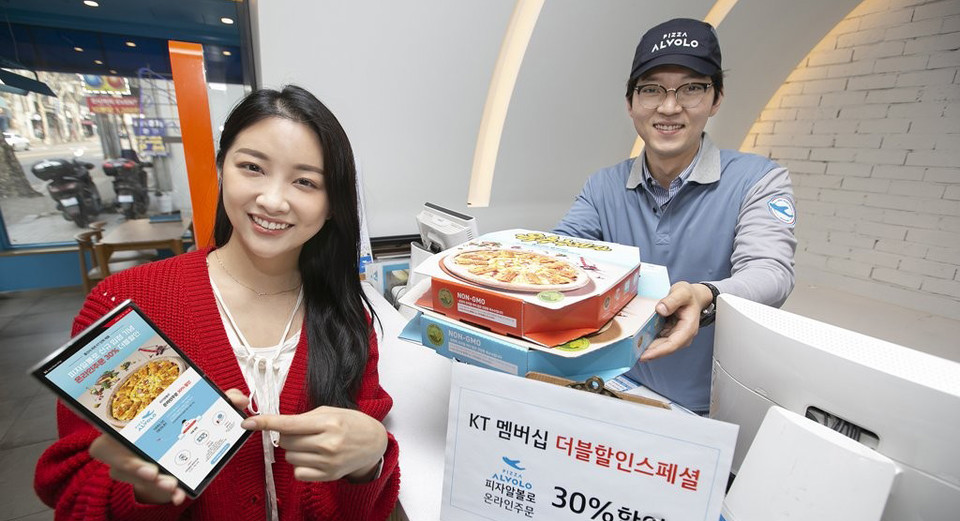 KT는 코로나19 사태를 맞아서 4월부터 집밥을 찾는 가정 간편식 혜택을 강화한 멤버십 서비스를 제공했다