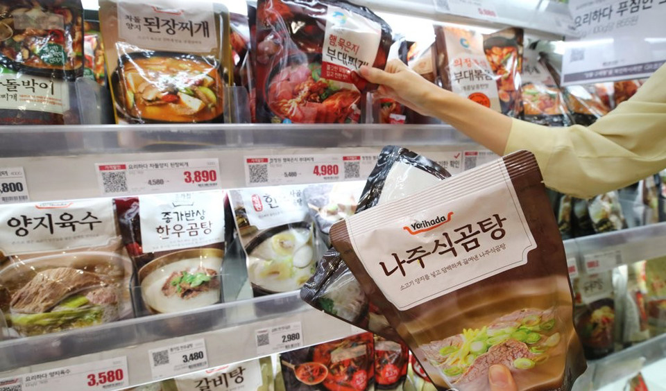 1인 가구 증가와 코로나 확산으로 1인용 제품에 대한 수요가 증가하고 있다. 서울의 한 대형마트에 진열된 1인용 식품들. 연합뉴스