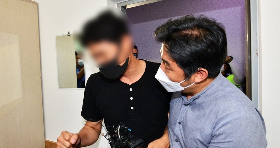 경주시청 철인3종경기팀 감독(왼쪽)이 2일 경주시체육회 사무실에 출석하고 있다. 경주시청 감독은 고 최숙현 선수를 폭행하고 폭언을 일삼은 혐의를 받고 있다. 연합뉴스