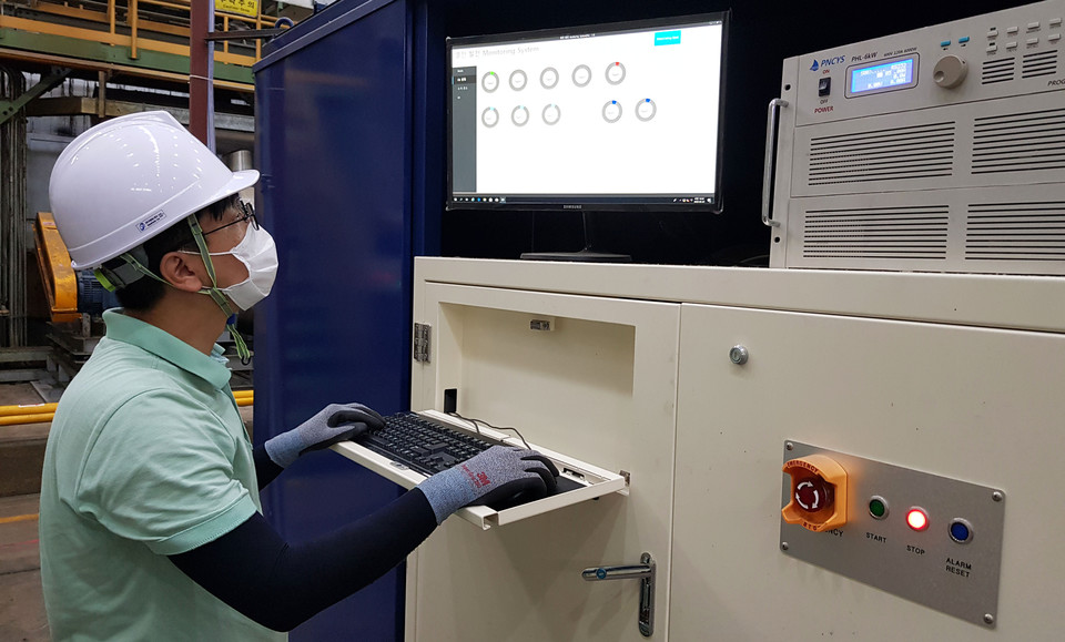 연구원이 열전발전 설비의 발전량을 확인하고 있다. 사진=KCC 제공