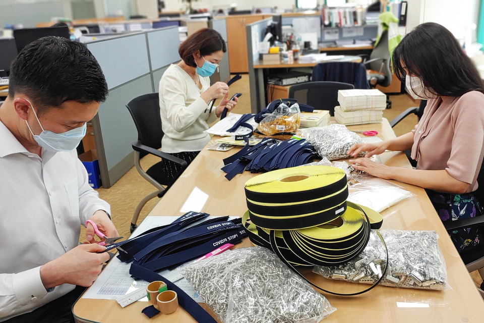 유한양행 직원들이 마스크밴드를 제작하고 있다. 사진 유한양행