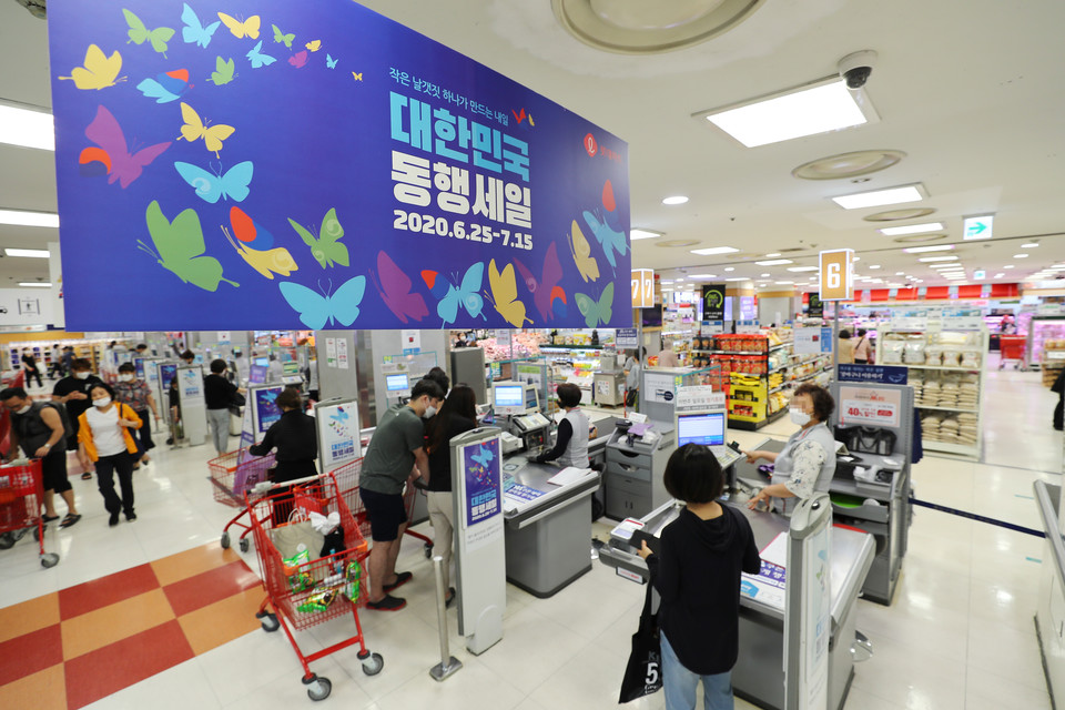 대규모 할인 행사 ‘대한민국 동행세일’ 기간인 지난 주말 서울 송파구 롯데마트 잠실점을 찾은 손님들이 쇼핑하고 있다. 연합뉴스