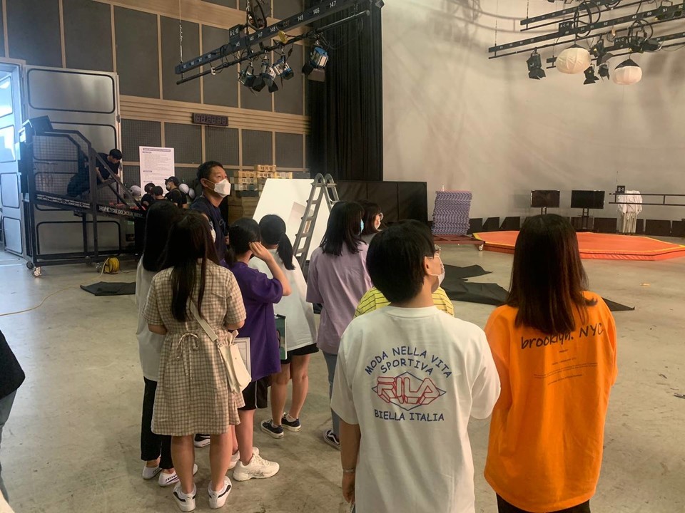 일산 빛마루 방송지원센터로 자리를 옮겨 방송제작 현장을 체험한 그룹홈 청소년들. 사진=흥국생명