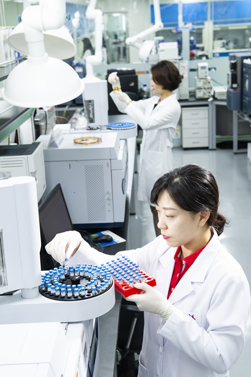 KGC인삼공사의 한국인삼연구원 소속 연구진이 홍삼의 진세노사이드 성분을 분석하고 있다. 사진=KGC인삼공사