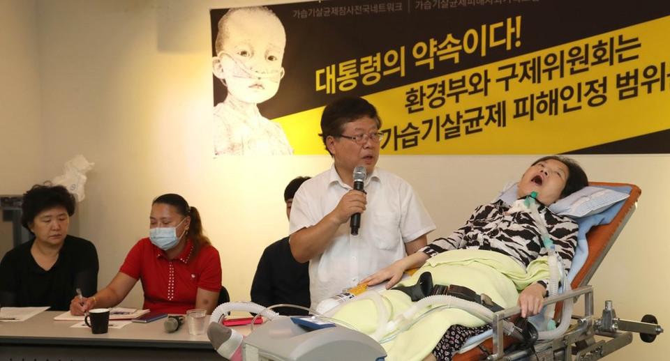 2017년 8월16일 오전 서울 종로구 참여연대 강당에서 열린 ‘가습기 살균제 구제인정 필요 주요사례발표’ 기자회견장에 가습기 살균제 피해자 박영숙씨가 침대에 누운 채 참석하고 있다.연합뉴스