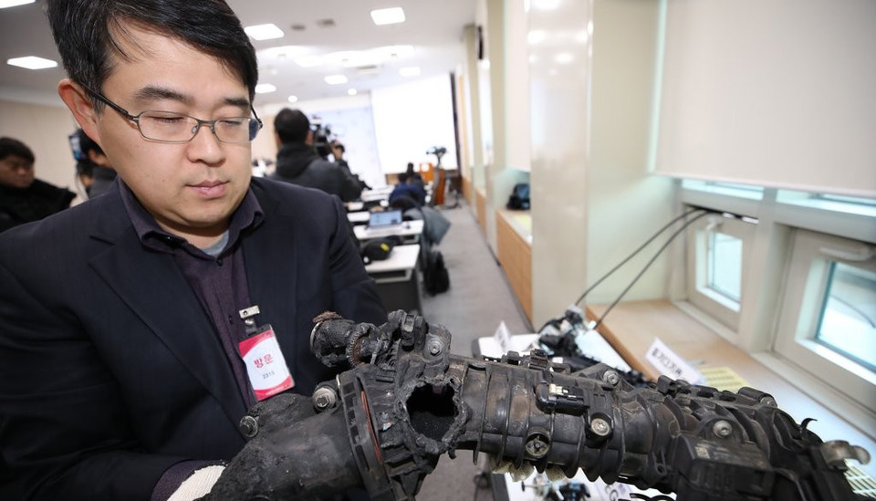 2018년 12월24일 서울 종로구 도렴동 정부서울청사에서 한국교통안전공단 관계자가 ‘BMW 화재사고차량’의 EGR 쿨러를 들어보이고 있다. 연합뉴스