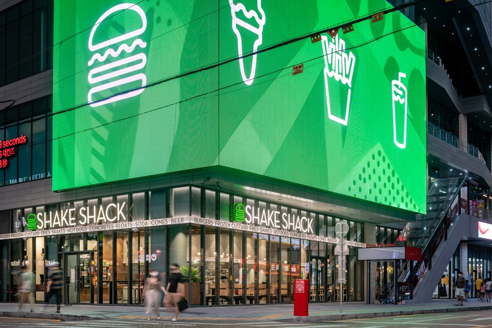 쉐이크쉑 13호점은 대관람차를 비롯해 다양한 놀이 체험을 즐길 수 있는 테마형 쇼핑몰 동성로 스파크 1층에 408.96㎡, 164석 규모로 자리잡았다. 사진=SPC그룹