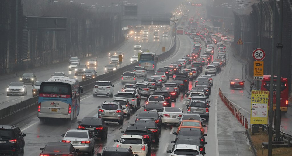 빗길 교통사고는 7월, 오후 6~8시에 가장 많이 발생하는 것으로 나타났다. 사진은 서울 서초구 경부선 잠원IC부근 . 연합뉴스