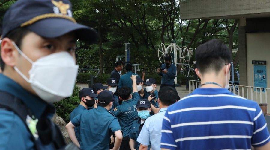 경찰이 서울시 성북구 와룡공원에서 박원순 서울시장을 수색하고 있다. 연합뉴스