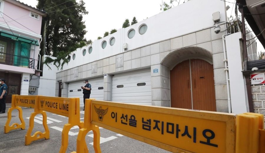 경찰이 박원순 서울시장 관저에서 조사하고 있다. 연합뉴스