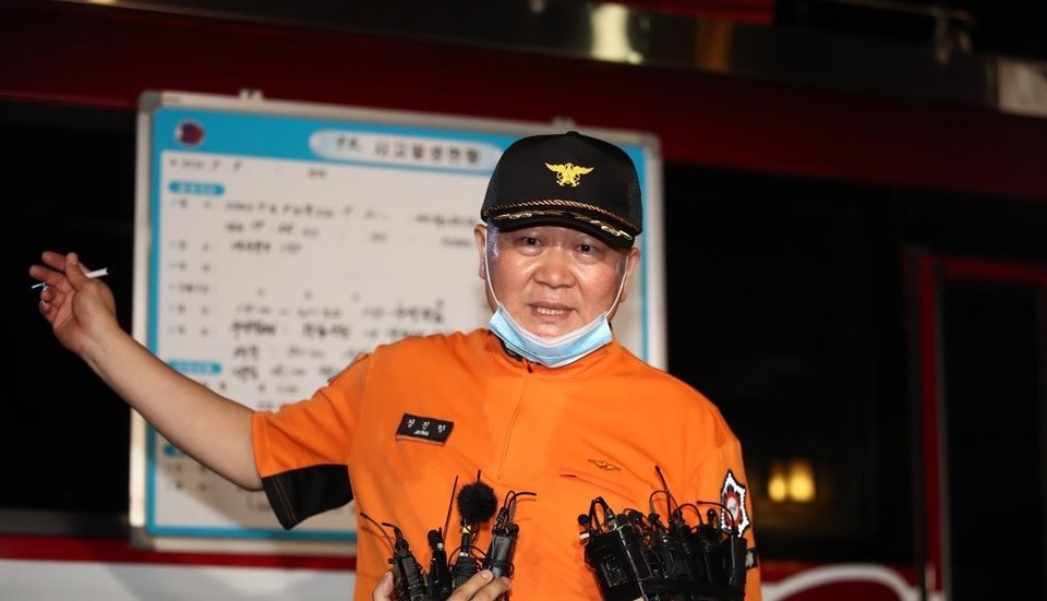 실종된 박 시장 수색 관련 지휘본부가 마련된 서울 성북구 가구박물관 앞에서 정진항 현장대응단장이 브리핑을 하고 있다. 연합뉴스