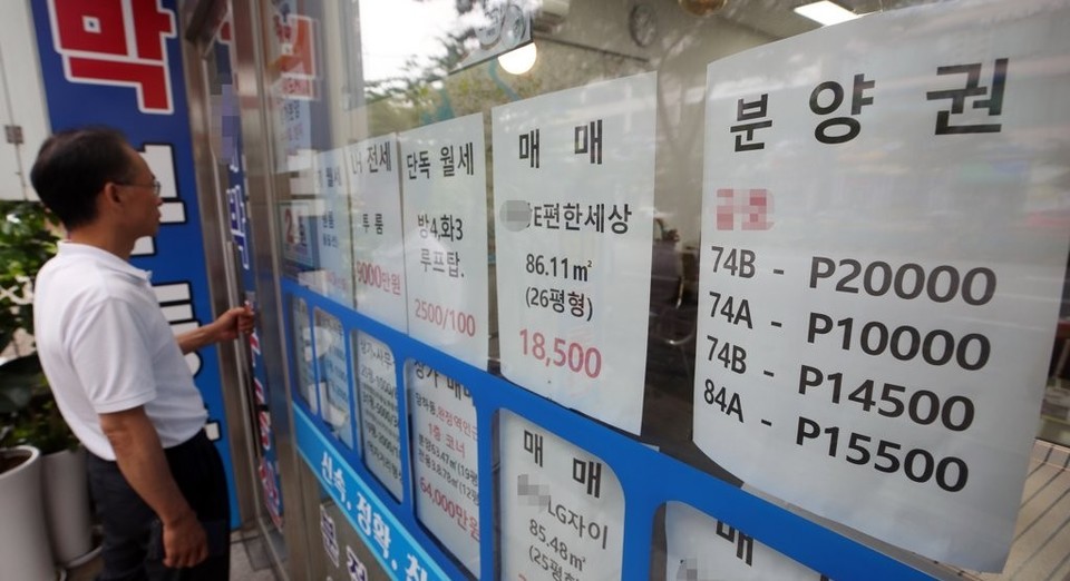 지난 19일 인천의 한 신도시 인근 부동산중개업소의 분양권 프리미엄 금액 안내문. 연합뉴스