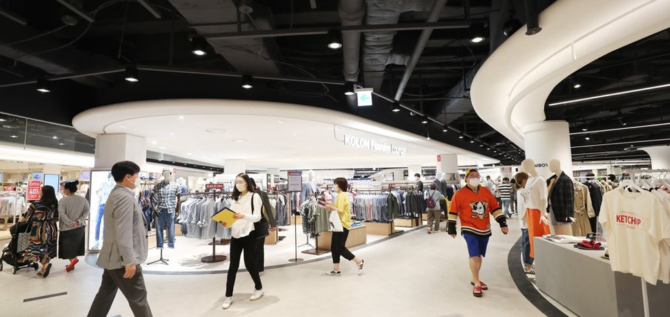 서울 노원구 이마트 월계점 ‘더 타운 몰’(THE TOWN MALL)을 찾은 시민들이 매장을 구경하고 있다. 사진 이마트