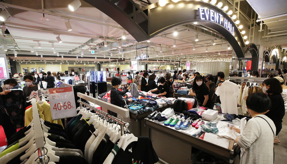 고객들이 서울 롯데백화점 잠실점 해외명품 행사장을 둘러보고 있다. 사진 연합뉴스