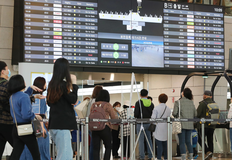 여름 성수기를 맞은 LCC들은 앞다퉈 프로모션을 제시하며, 사활을 걸고 국내선 확대에 주력하고 있다. 김포공항 국내선 청사. 사진 연합뉴스