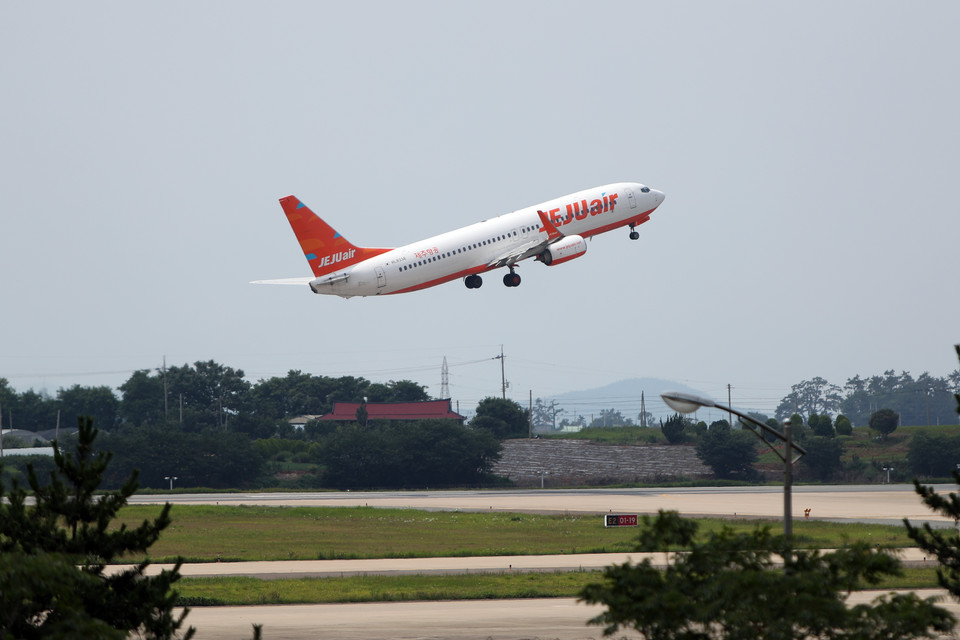 무안공항 이륙하는 제주행 여객기. 제주항공은 총 8개의 국내선 정기 노선을 운영하고 있다. 사진 연합뉴스
