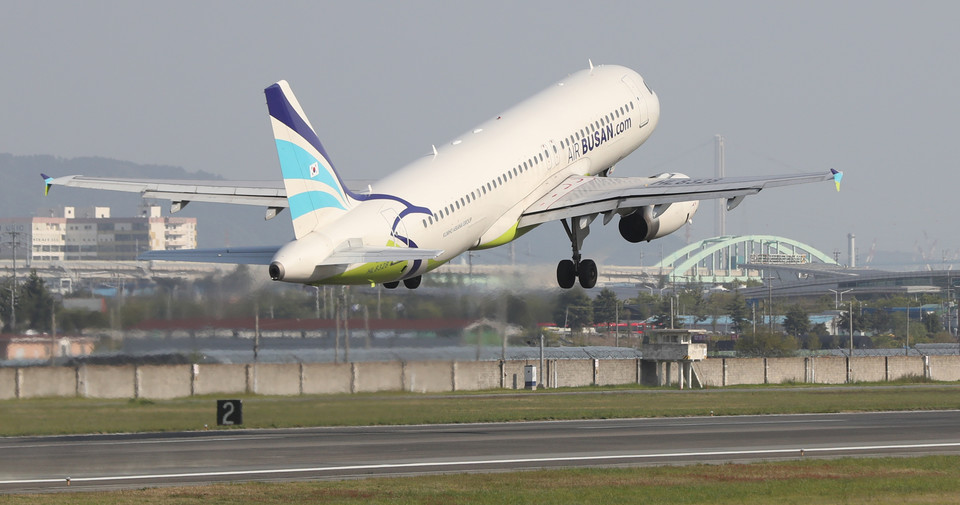 국내선 5개를 운영하고 있는 에어부산 여객기. 사진 연합뉴스