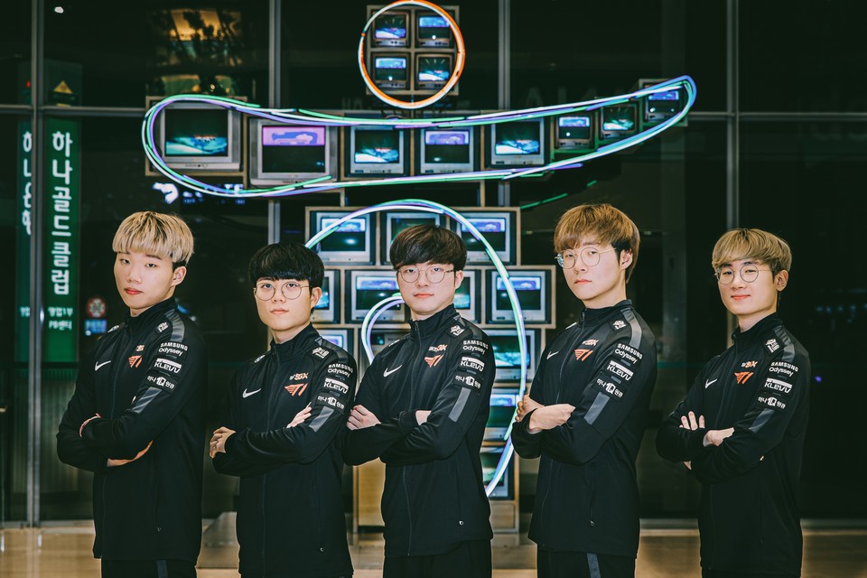 하나은행은 24일 세계적인 e스포츠 구단 T1과 파트너쉽을 체결했다. 사진 하나은행