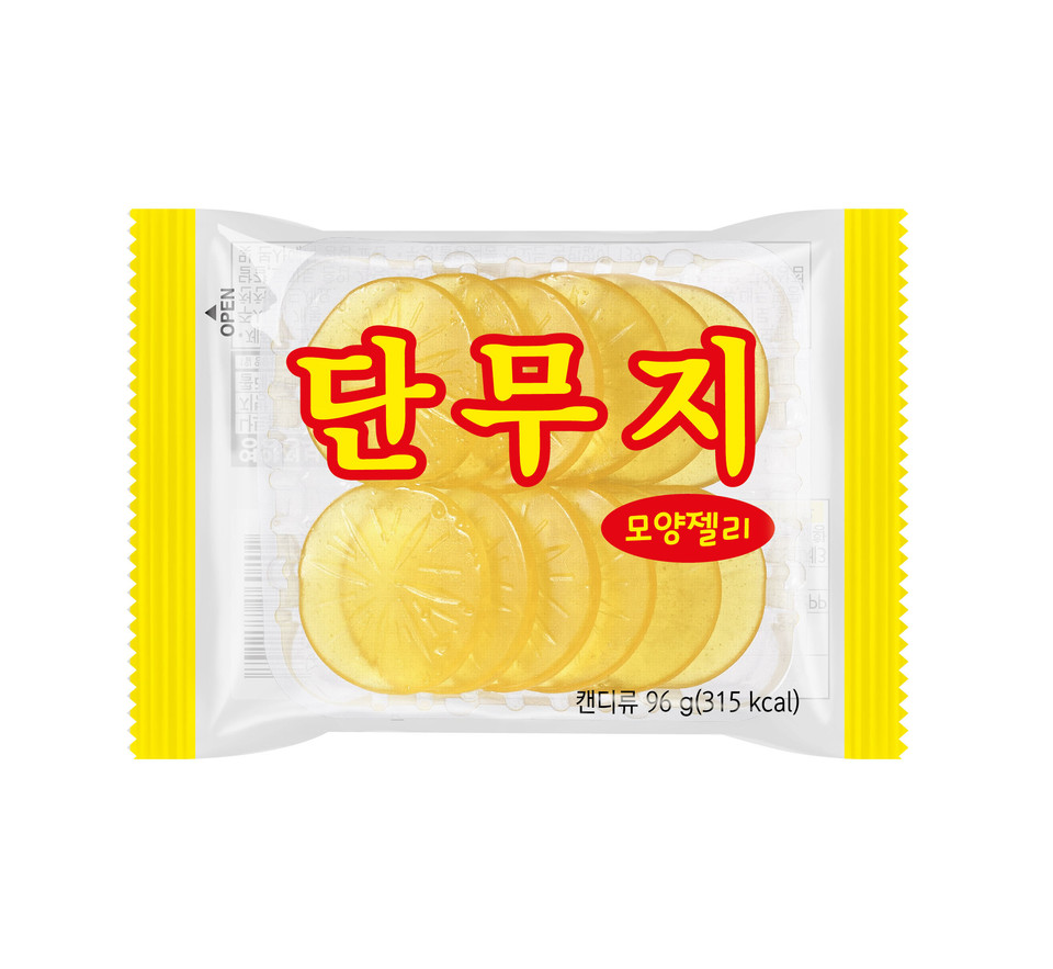 얇게 썬 단무지 모양을 그대로 구현한  ‘단무지 젤리’는 모양은 단무지를 닮았지만, 쫀득한 식감에 상큼한 파인애플맛을 내는 반전의 재미를 준다. 사진 롯데제과