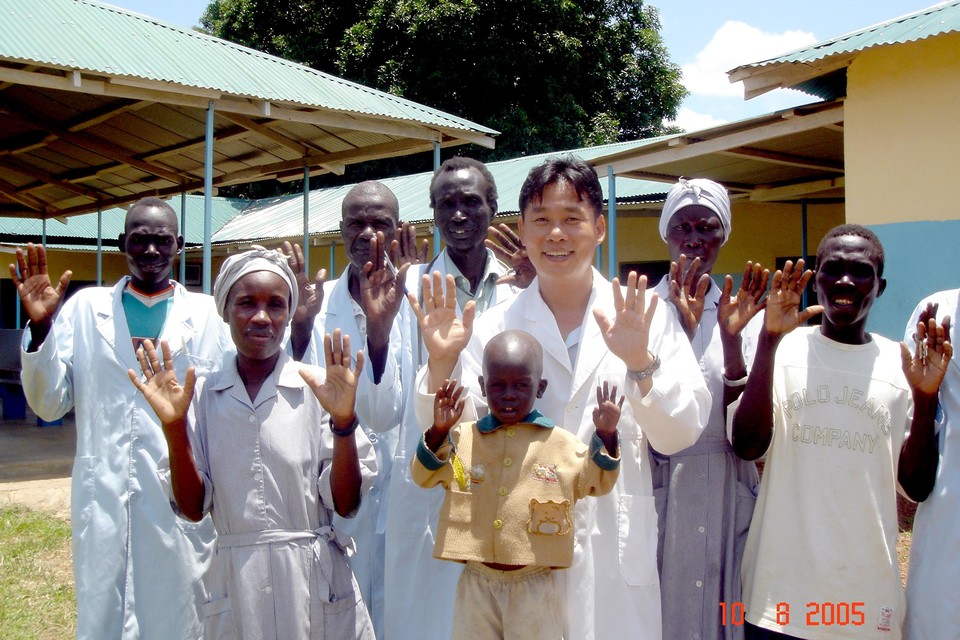 남수단 톤즈에서 의료 봉사 활동 중이던 고 이태석 신부의 모습. 사진 이태석재단