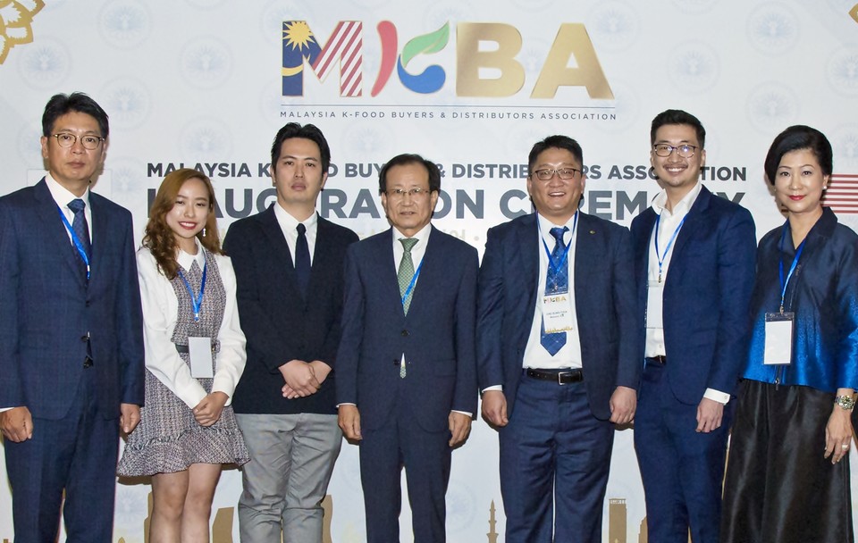 농림축산식품부와 한국농수산식품유통공사는 23일 말레이시아  유통업체 바이어들로 구성된 한국농식품 바이어·유통업체연합회를 발족했다. 사진 aT