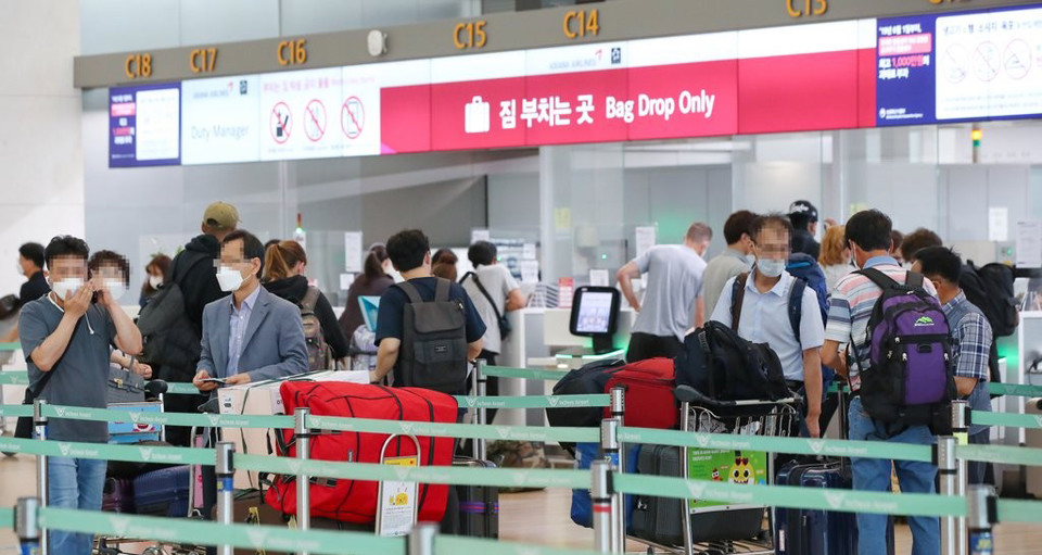 인천국제공항 출국장에서 탑승객들이 출국 수속을 밟고 있는 장면. 연합뉴스
