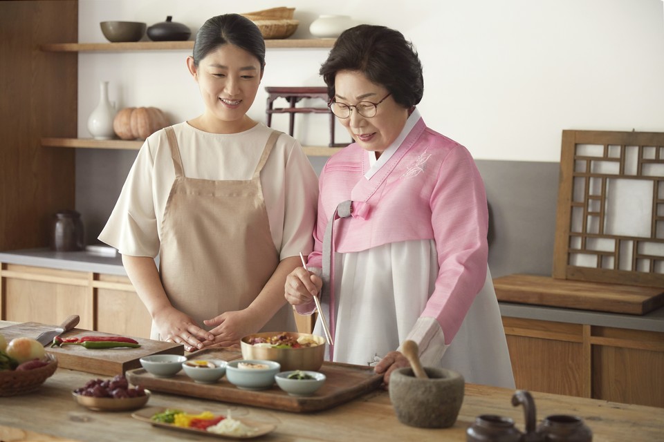 남파고택의 전통을 이어가고 있는 박경중 종손의 아내 강정숙 종부와 김선경 차종부(며느리). 사진=롯데백화점