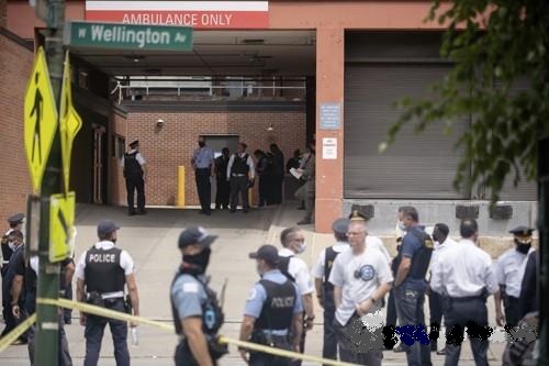 시카고 시내 경찰서에서 용의자와 경찰 간에 총격전이 벌어져 경찰관 5명과 용의자 1명이 부상당했다. 용의자 총에 맞은 경찰관이 옮겨진 애드보킷 일리노이 매소닉 메디컬 센터 앞의 경찰관들. AP/시카고 선 타임스=연합뉴스