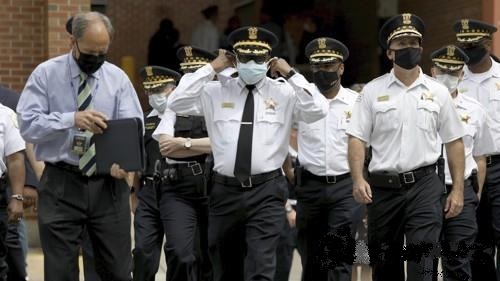  용의자 총격을 받고 부상한 경찰관들이 옮겨진 병원을 찾은 데이비드 브라운 시카고 경찰청장(가운데). AP=연합뉴스