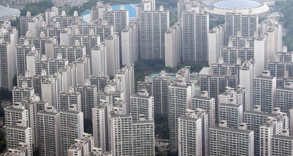 서울 송파구 롯데월드타워에서 바라본 아파트 단지. 연합뉴스