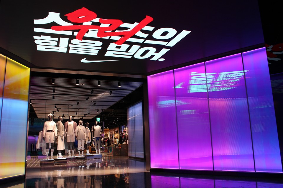 대형 멀티비전의 영상과 화려한 조명으로 미래지향적인 인테리어를 채택해 색다른 분위기를 연출한  ‘나이키 명동’ 매장. 사진=롯데백화점
