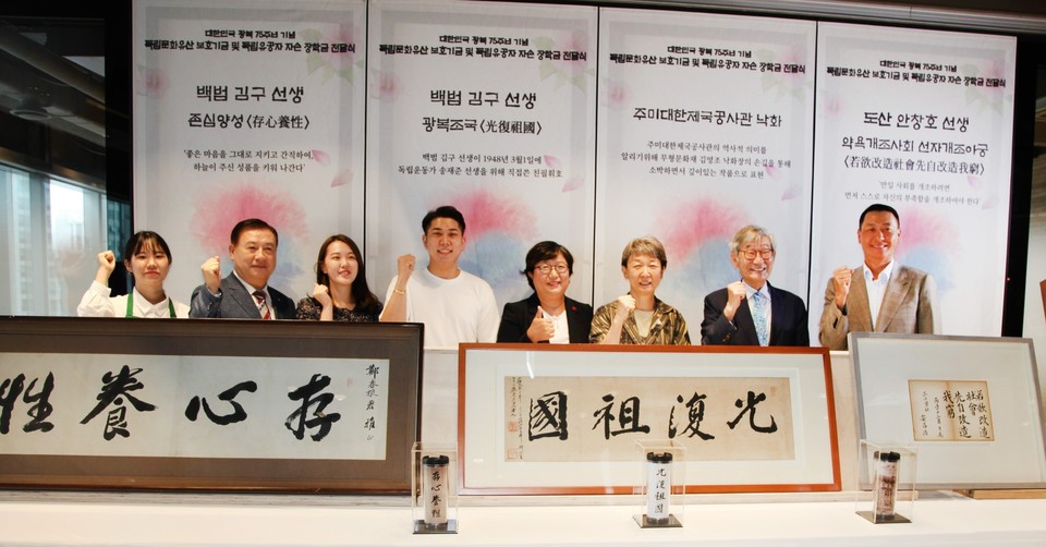 스타벅스 송호섭 대표이사(오른쪽 첫 번째)와 정재숙 문화재청장(오른쪽 세 번째), 문화유산국민신탁 김종규 이사장(오른쪽 두 번째), 사회복지공동모금회 김연순 사무총장(오른쪽 네 번째), 광복회 부준효 총무국장(왼쪽 두 번째)이 독립유공자 자손 대학생들과 함께 스타벅스가 그 동안 기증했던 백범 김구 선생, 도산 안창호 선생의 친필휘호 앞에서 기념사진을 촬영하고 있다. 사진=스타벅스