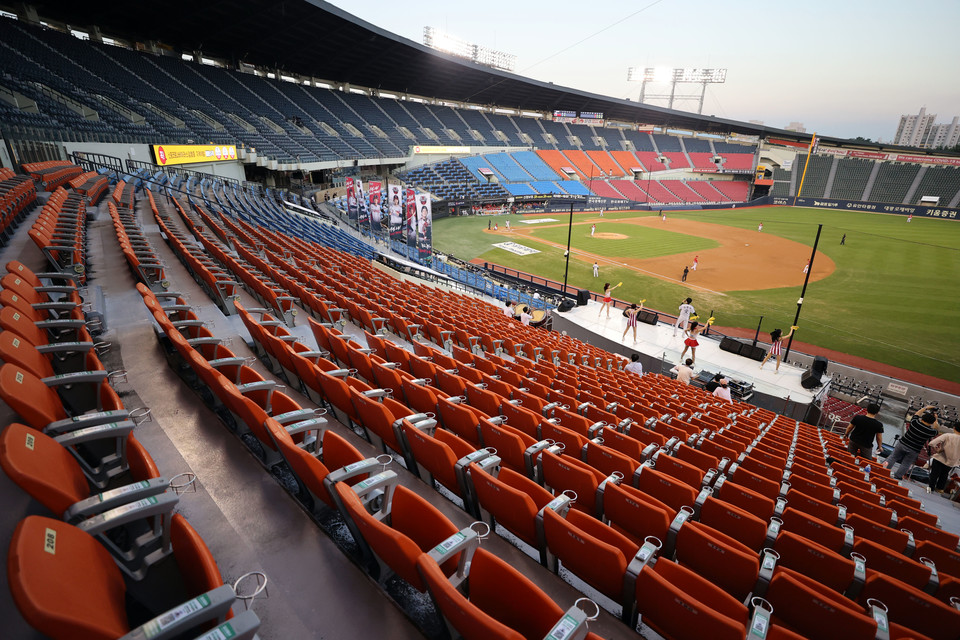 18일 서울 잠실야구장에서 열린 2020 KBO 프로야구 KIA 타이거즈와 LG 트윈스의 경기가 '사회적 거리두기' 2단계에 따라 무관중 경기로 치러지고 있다. 사진 연합뉴스