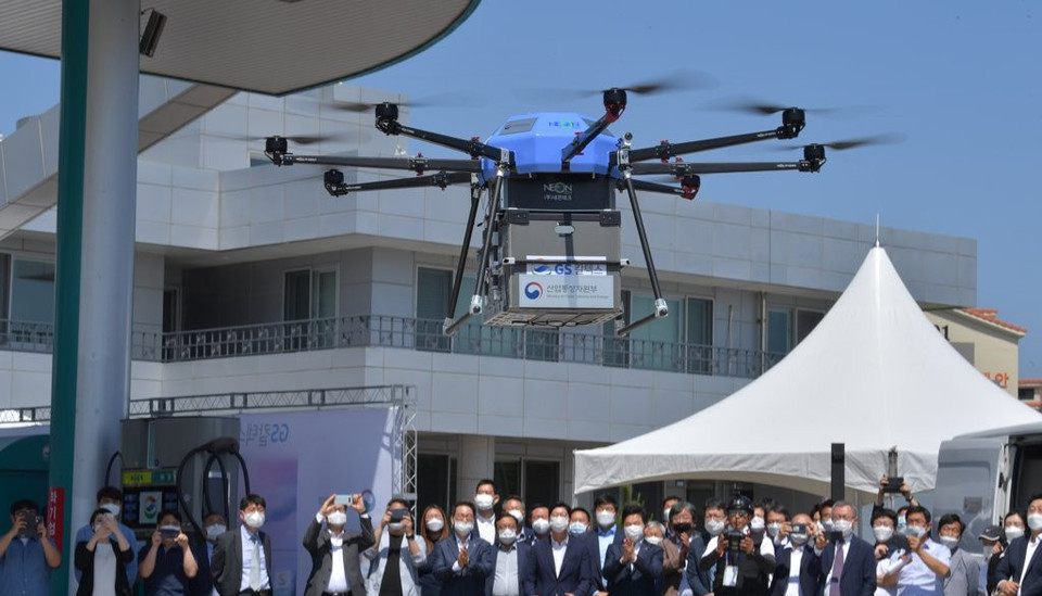 지난 6월8일 제주시 GS칼텍스 무수천 주유소에서 드론이 간식을 싣고 0.8㎞ 떨어젼 해안초등학교로 출발하고 있는 모습. 사진 연합뉴스