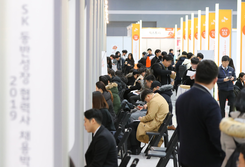 취업 컨설팅을 기다리는 취업준비생들. SK텔레콤은 코로나19 여파로 채용에 어려움을 겪고 있는 중소 협력사들의 인재채용을 지원하기 위해 나섰다. 사진=연합뉴스