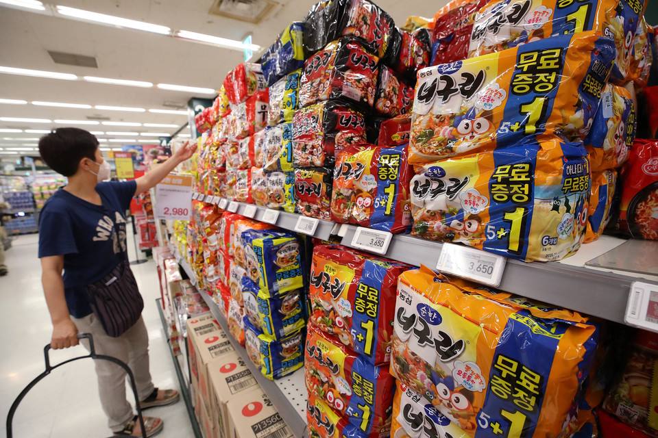 서울 마트 매장에 진열된 라면들. 사진 연합뉴스