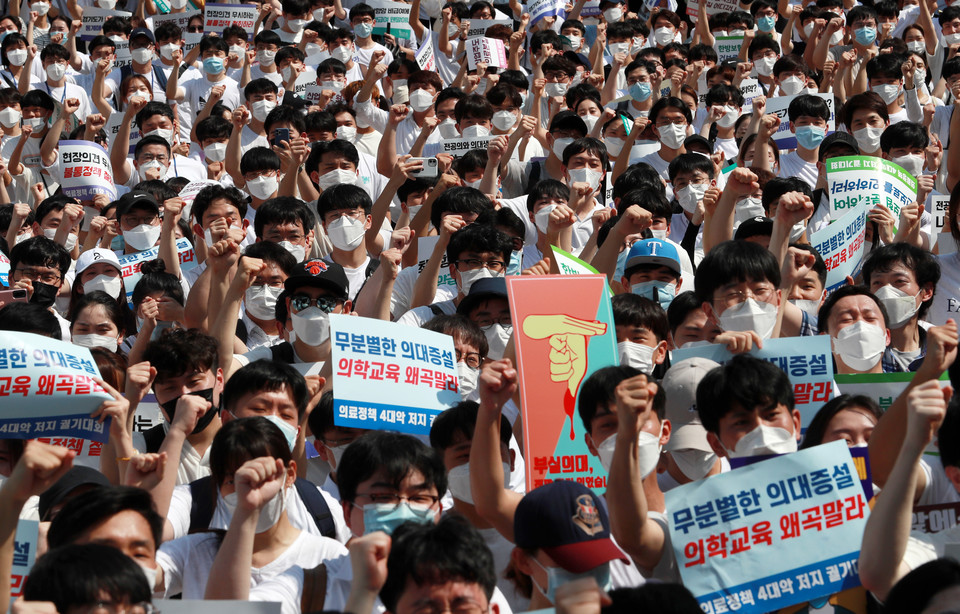 14일 부산시청 앞에서 열린 4대악 의료정책 저지를 위한 전국의사총파업 부울경 궐기대회. 사진 연합뉴스
