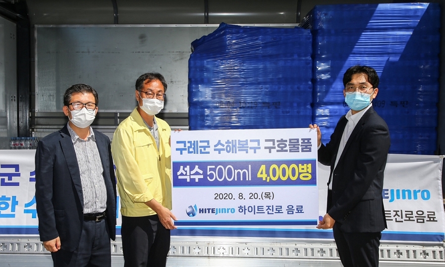 하이트진로음료는 20일 전라남도 구례군청을 방문해 지역 수해복구를 위한 구호물품을 전달했다. 사진=하이트진로음료