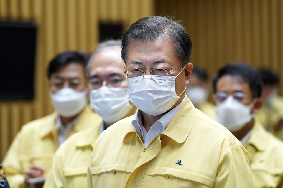 문재인 대통령이 21일 서울 중구 서울시청에서 열린 ‘코로나19 서울시 방역 강화 긴급점검’에 참석, 서정협 서울시 권한대행으로부터 서울시 방역 현황을 듣고 있다. 사진 연합뉴스.