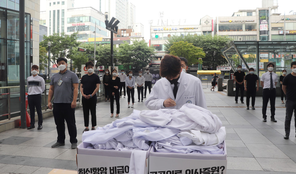 지난 23일 대한전공의협의회가 무기한 파업에 돌입한 가운데 서울 광진구 건국대병원에서 전공의들이 의대정원 확대 재논의 등을 촉구하며 의사 가운을 벗고 있다. 건국대 전공의 제공=연합뉴스